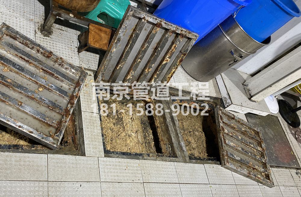 278锁五城管中队食堂隔油池清理